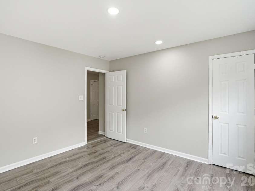 5232 Javitz Road, Charlotte, NC 28216.  MLS# CAR4387419, YatesRealty ID 27443. 