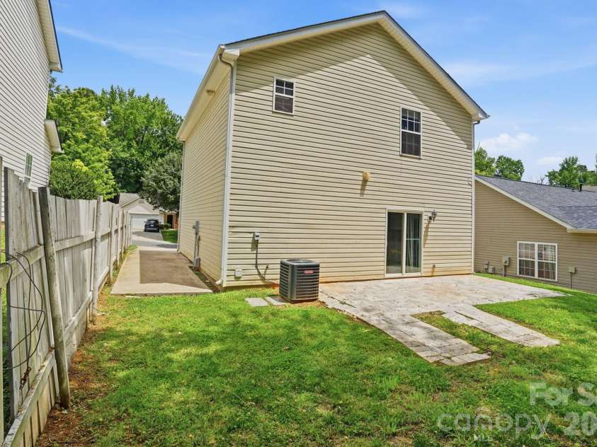 5232 Javitz Road, Charlotte, NC 28216.  MLS# CAR4387419, YatesRealty ID 27443. 