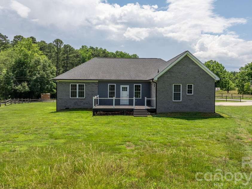 1100 Rainbow Drive, Mount Holly, NC 28120.  MLS# CAR4388731, YatesRealty ID 27444. 