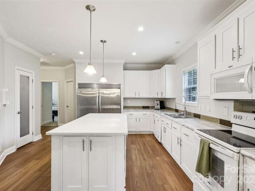 1593 Bloomfield Road, Rock Hill, SC 29732.  MLS# CAR4270316, YatesRealty ID 27444. Kitchen with large island