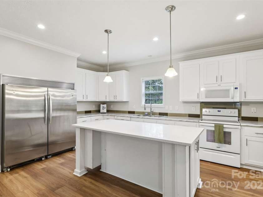 1593 Bloomfield Road, Rock Hill, SC 29732.  MLS# CAR4270316, YatesRealty ID 27444. Large open kitchen with bar seating and oversized fridge/freezer