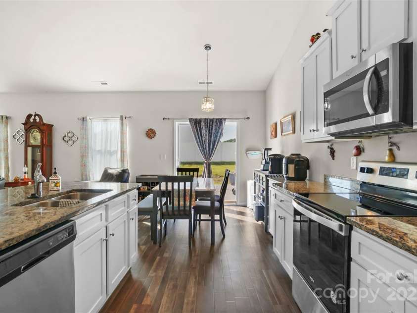 5306 Upton Place, Charlotte, NC 28215.  MLS# CAR4279636, YatesRealty ID 27447. 