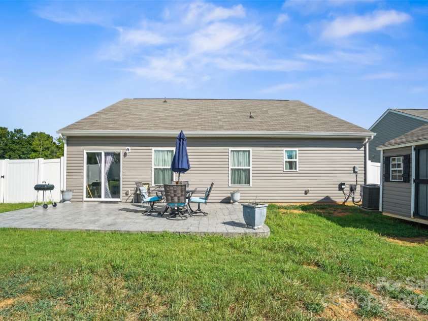 5306 Upton Place, Charlotte, NC 28215.  MLS# CAR4279636, YatesRealty ID 27447. 