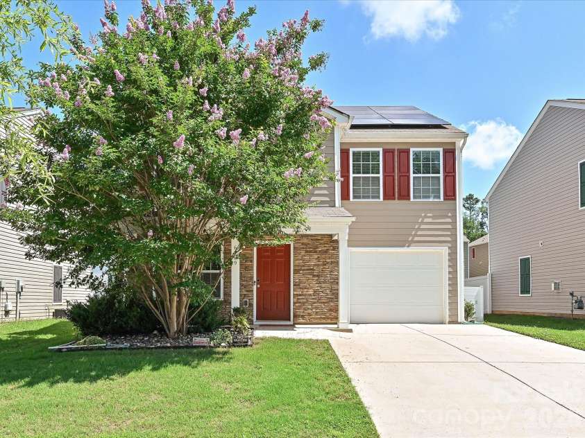 6709 Broad Valley Court, Charlotte, NC 28216.  MLS# CAR4388395, YatesRealty ID 27447. Entrance