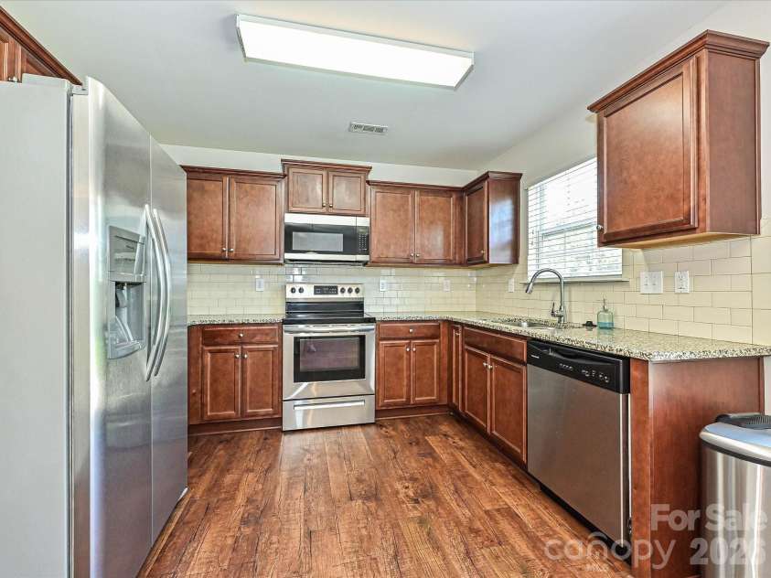 6709 Broad Valley Court, Charlotte, NC 28216.  MLS# CAR4388395, YatesRealty ID 27447. Kitchen