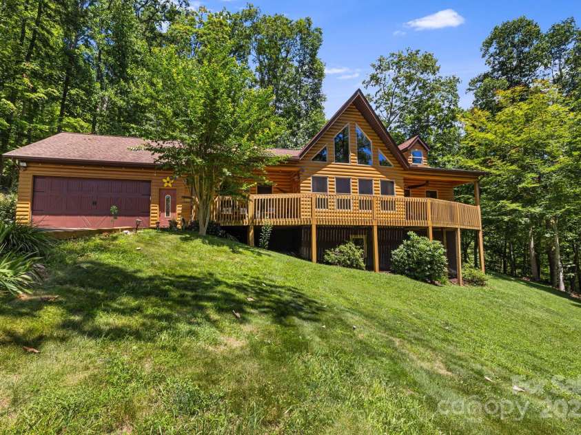66 Volunteer Drive, Burnsville, NC 28714.  MLS# CAR4278537, YatesRealty ID 27449. 