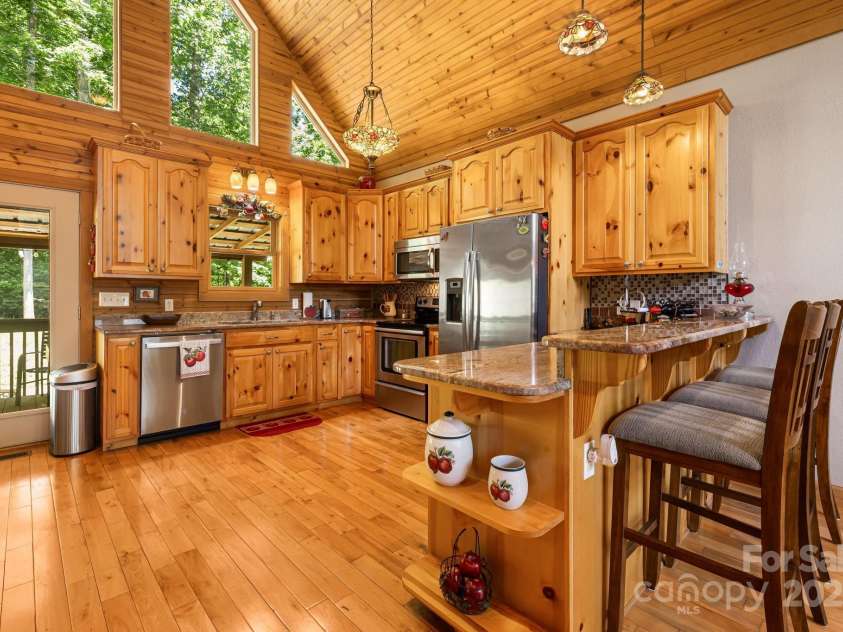 66 Volunteer Drive, Burnsville, NC 28714.  MLS# CAR4278537, YatesRealty ID 27449. 