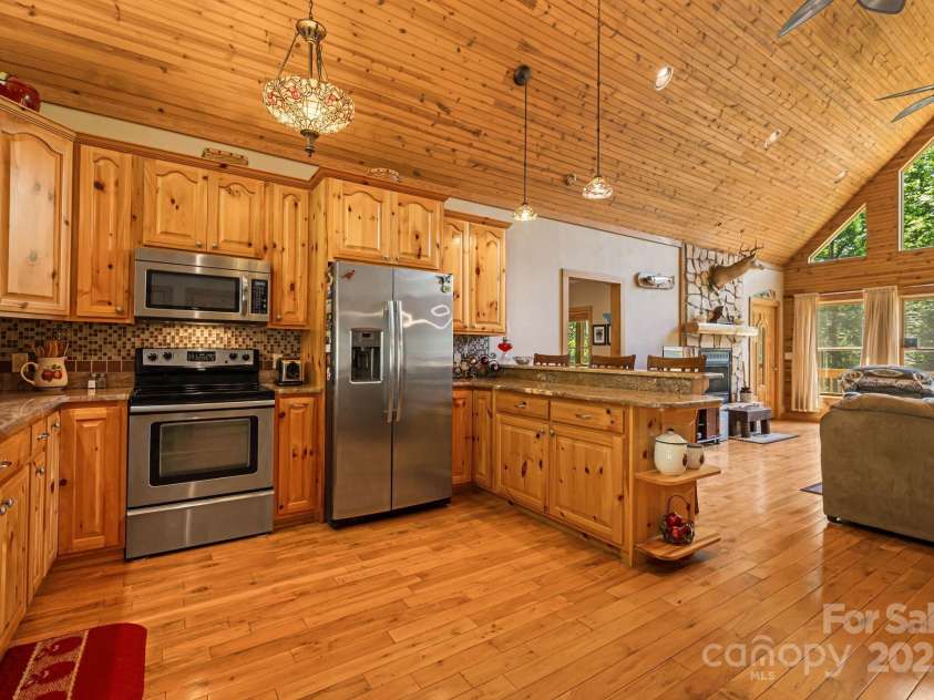 66 Volunteer Drive, Burnsville, NC 28714.  MLS# CAR4278537, YatesRealty ID 27449. 