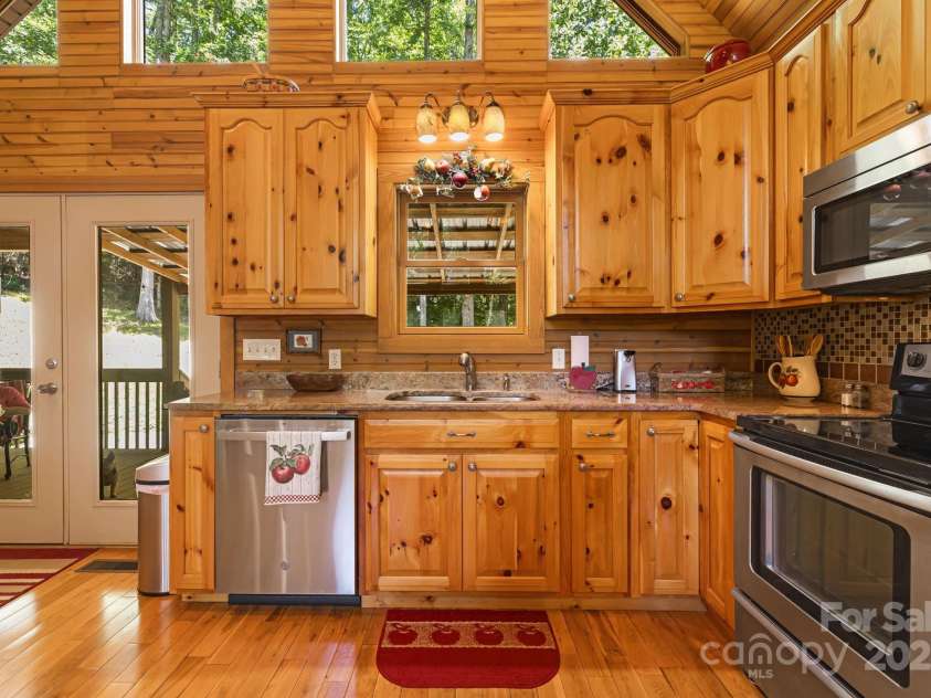 66 Volunteer Drive, Burnsville, NC 28714.  MLS# CAR4278537, YatesRealty ID 27449. 