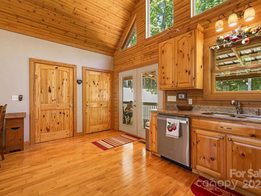 66 Volunteer Drive, Burnsville, NC 28714.  MLS# CAR4278537, YatesRealty ID 27449. 
