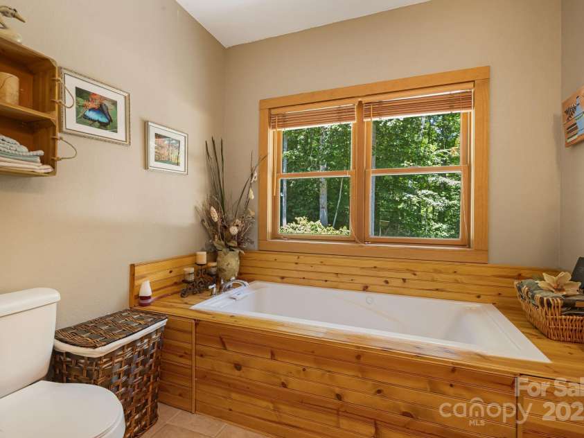 66 Volunteer Drive, Burnsville, NC 28714.  MLS# CAR4278537, YatesRealty ID 27449. 