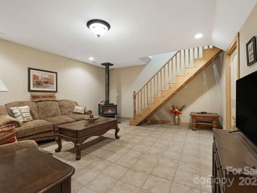 66 Volunteer Drive, Burnsville, NC 28714.  MLS# CAR4278537, YatesRealty ID 27449. 
