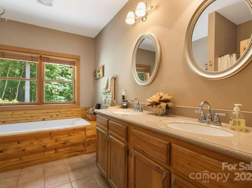 66 Volunteer Drive, Burnsville, NC 28714.  MLS# CAR4278537, YatesRealty ID 27449. Primary Bath