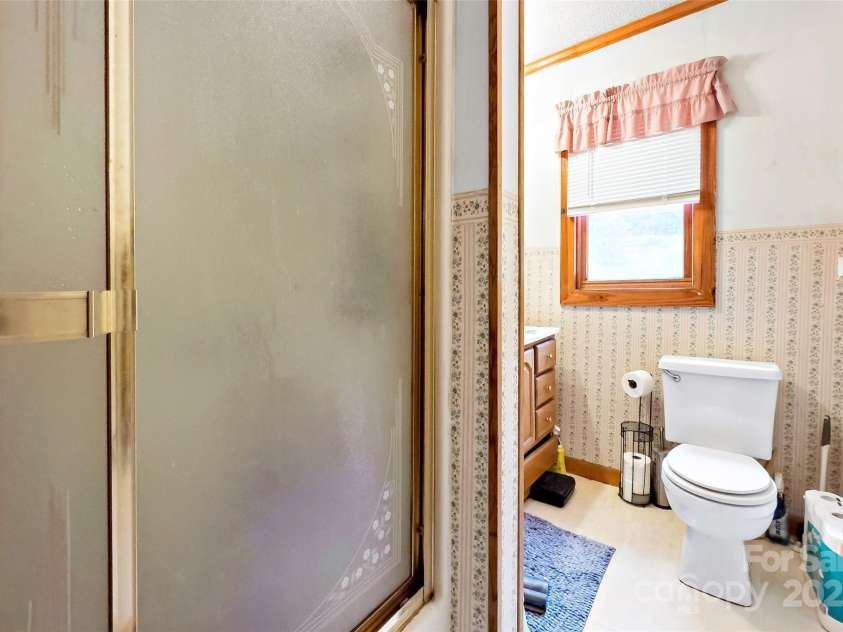 100 Goose Creek Road, Marion, NC 28752.  MLS# CAR4166247, YatesRealty ID 2745. Upstairs bathroom