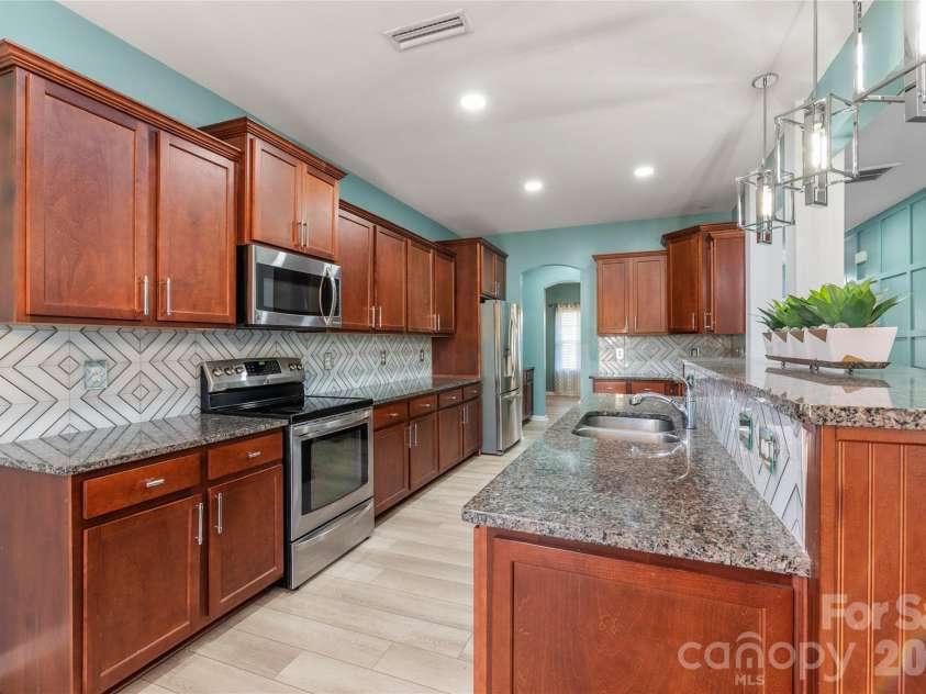 10229 Snowbell Court, Charlotte, NC 28215.  MLS# CAR4338183, YatesRealty ID 2745. Kitchen