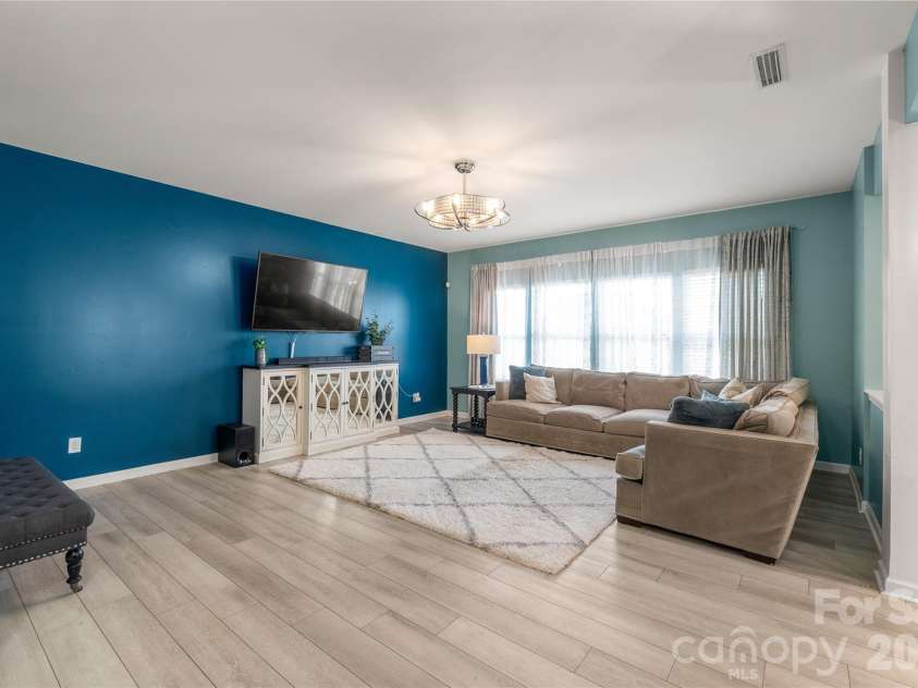 10229 Snowbell Court, Charlotte, NC 28215.  MLS# CAR4338183, YatesRealty ID 2745. Livingroom