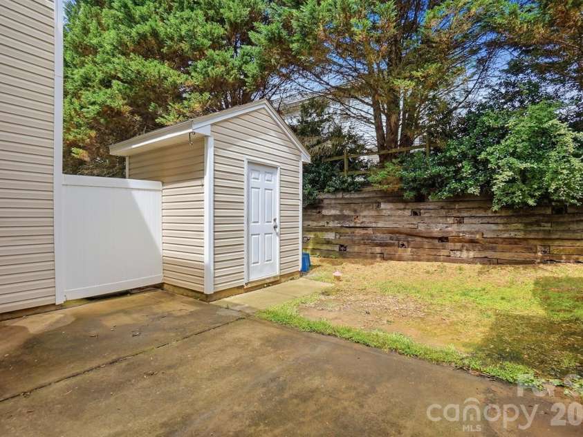 5315 Jocelyn Lane, Charlotte, NC 28269.  MLS# CAR4387226, YatesRealty ID 27454. Back Patio
