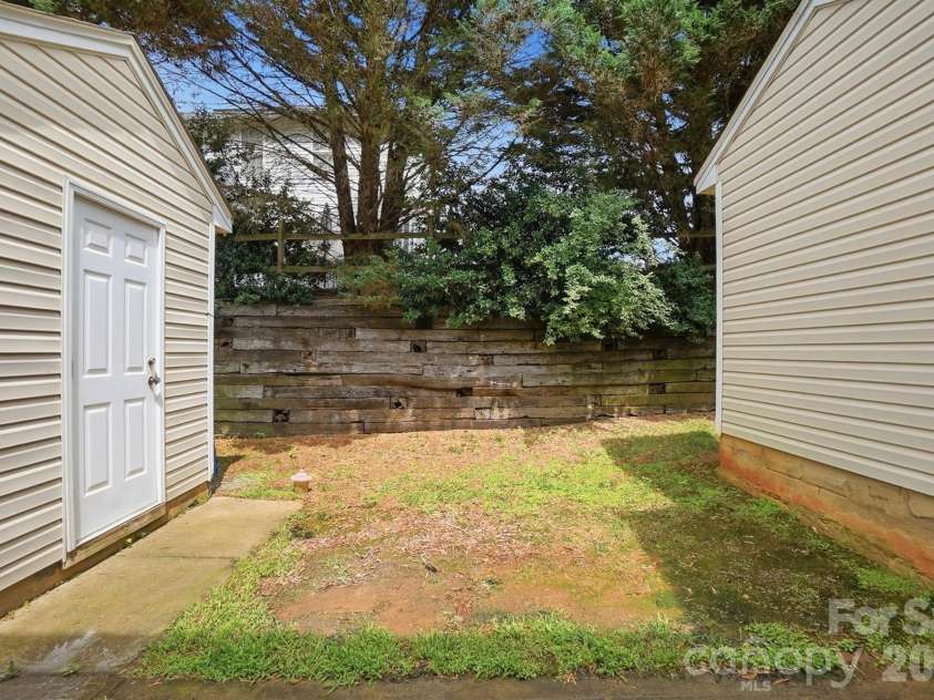 5315 Jocelyn Lane, Charlotte, NC 28269.  MLS# CAR4387226, YatesRealty ID 27454. Back Patio