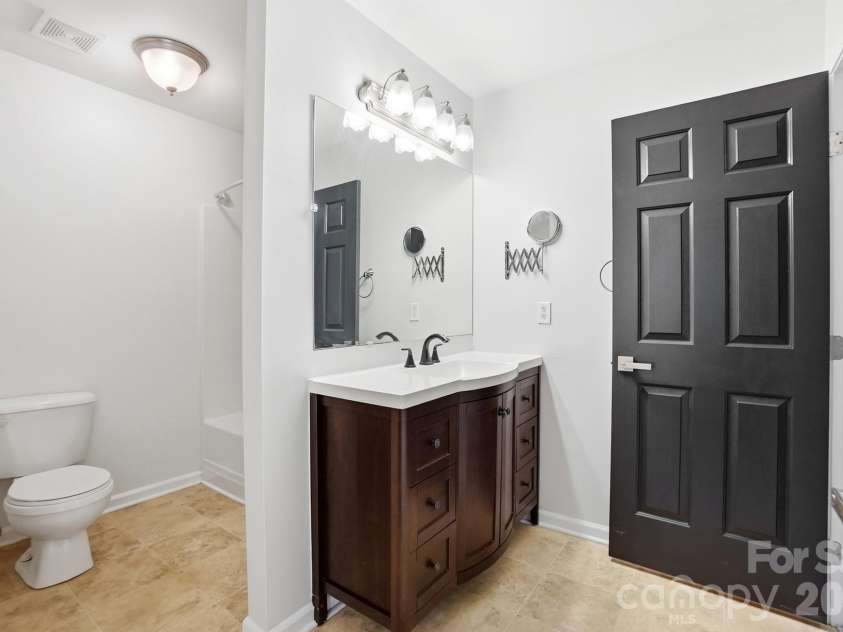 5315 Jocelyn Lane, Charlotte, NC 28269.  MLS# CAR4387226, YatesRealty ID 27454. Full Bathroom