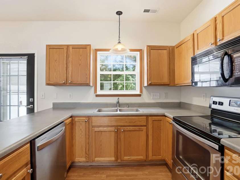 5315 Jocelyn Lane, Charlotte, NC 28269.  MLS# CAR4387226, YatesRealty ID 27454. Kitchen