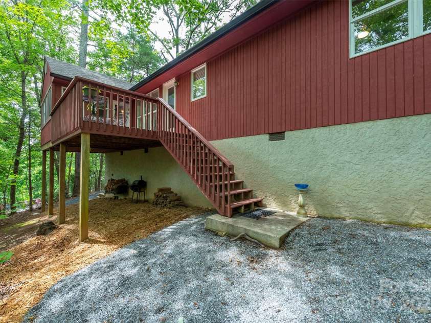 114 Richard Lane, Black Mountain, NC 28711.  MLS# CAR4270307, YatesRealty ID 27456. Refreshed, low maintenance landscaping.