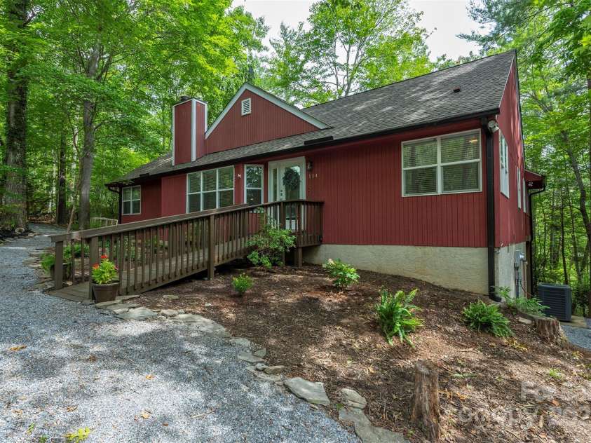114 Richard Lane, Black Mountain, NC 28711.  MLS# CAR4270307, YatesRealty ID 27456. Refreshed, low maintenance landscaping.