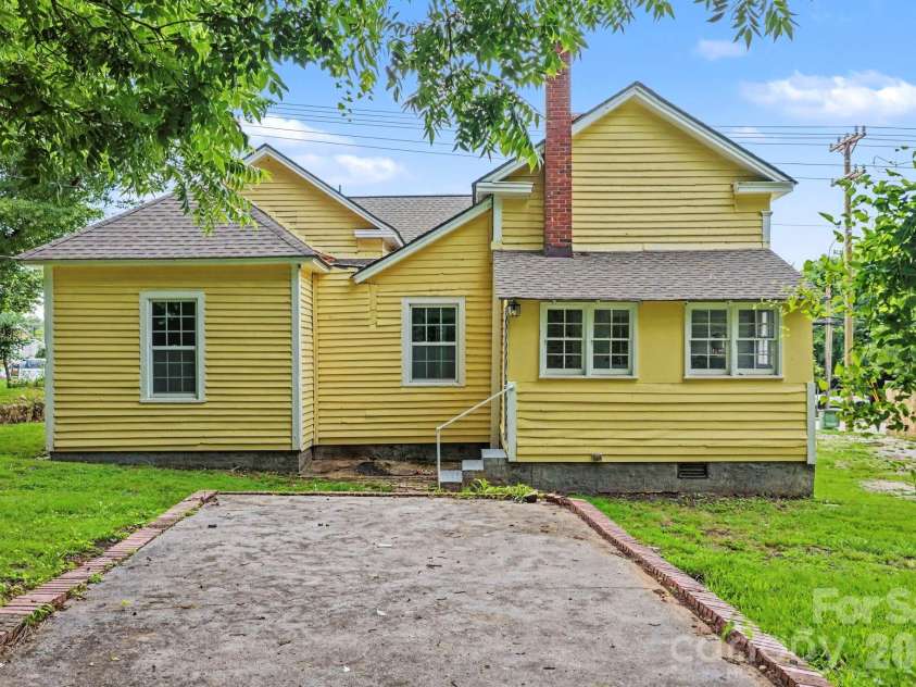 305 White Street, Lancaster, SC 29720.  MLS# CAR4376027, YatesRealty ID 27457. 