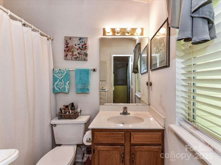 9337 Four Mile Creek Road, Charlotte, NC 28277.  MLS# CAR4269002, YatesRealty ID 27459. 2nd Full Bath