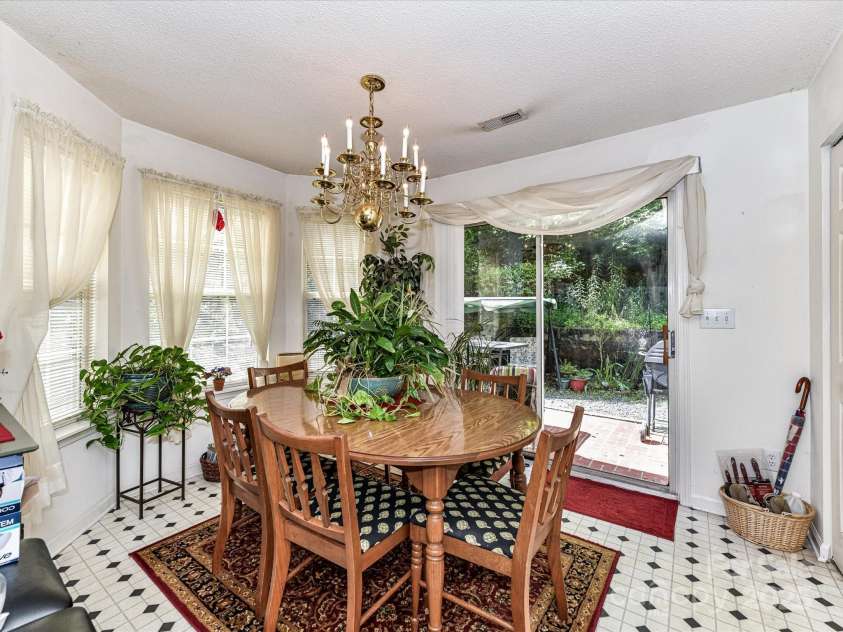 9337 Four Mile Creek Road, Charlotte, NC 28277.  MLS# CAR4269002, YatesRealty ID 27459. Dining Area