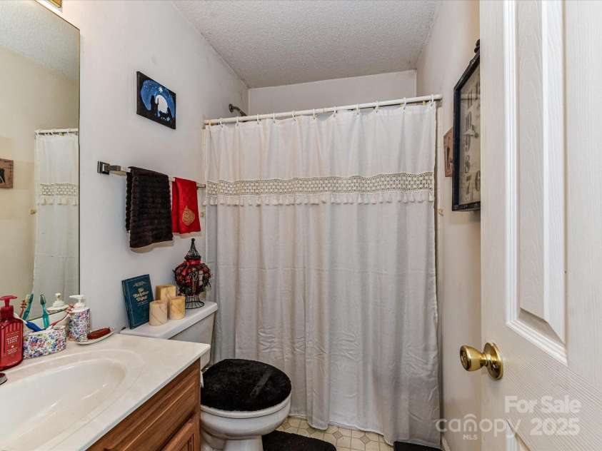 9337 Four Mile Creek Road, Charlotte, NC 28277.  MLS# CAR4269002, YatesRealty ID 27459. Ensuite Bath