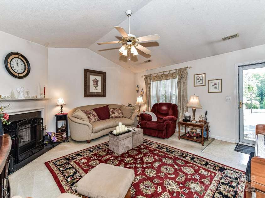 9337 Four Mile Creek Road, Charlotte, NC 28277.  MLS# CAR4269002, YatesRealty ID 27459. Great Room