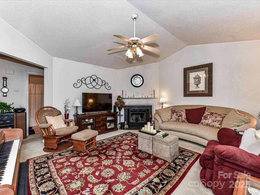 9337 Four Mile Creek Road, Charlotte, NC 28277.  MLS# CAR4269002, YatesRealty ID 27459. Great Room