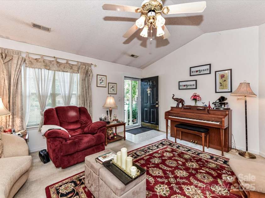 9337 Four Mile Creek Road, Charlotte, NC 28277.  MLS# CAR4269002, YatesRealty ID 27459. Great Room