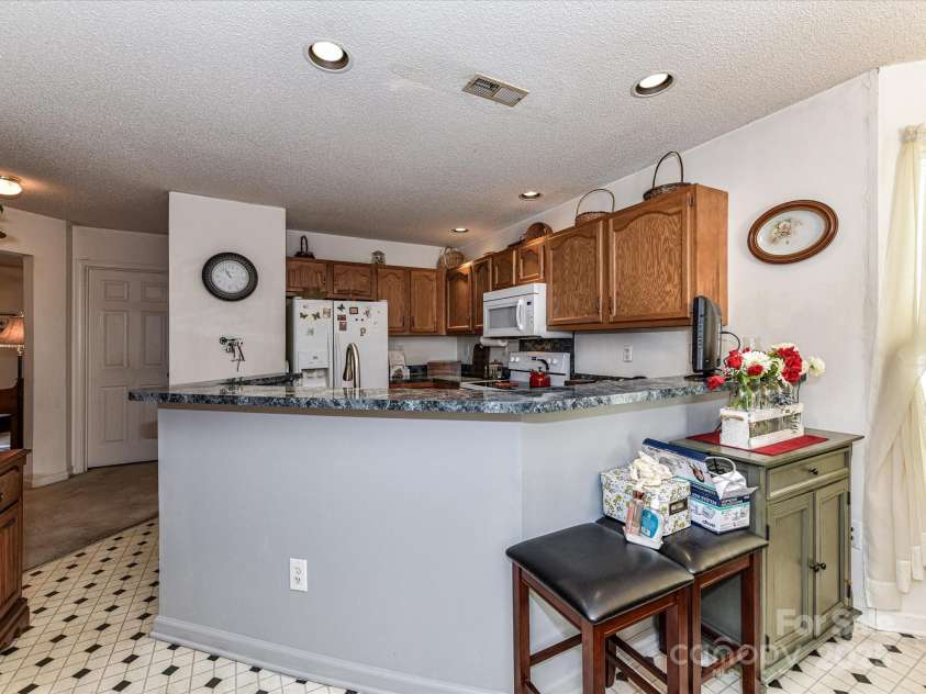 9337 Four Mile Creek Road, Charlotte, NC 28277.  MLS# CAR4269002, YatesRealty ID 27459. Kitchen