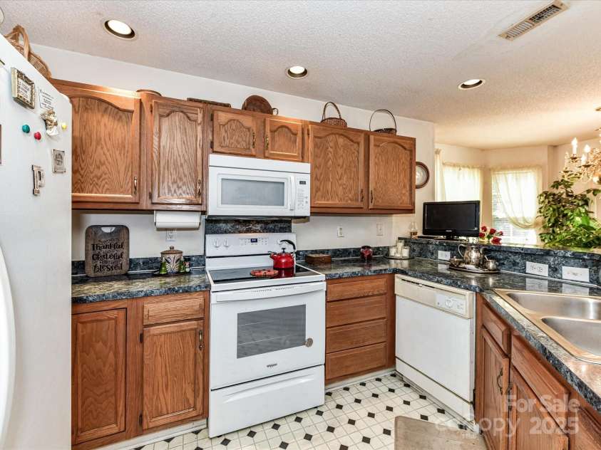 9337 Four Mile Creek Road, Charlotte, NC 28277.  MLS# CAR4269002, YatesRealty ID 27459. Kitchen