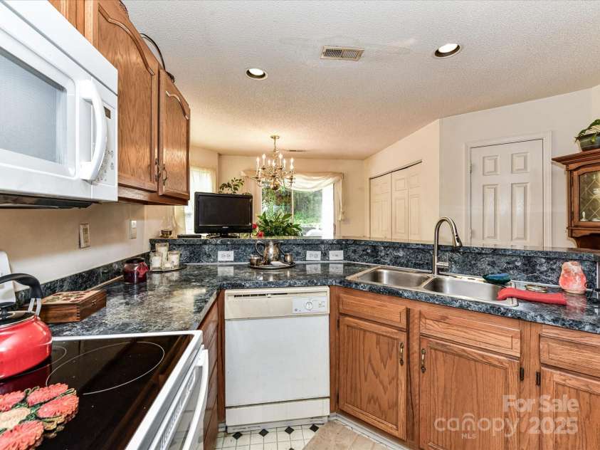 9337 Four Mile Creek Road, Charlotte, NC 28277.  MLS# CAR4269002, YatesRealty ID 27459. Kitchen