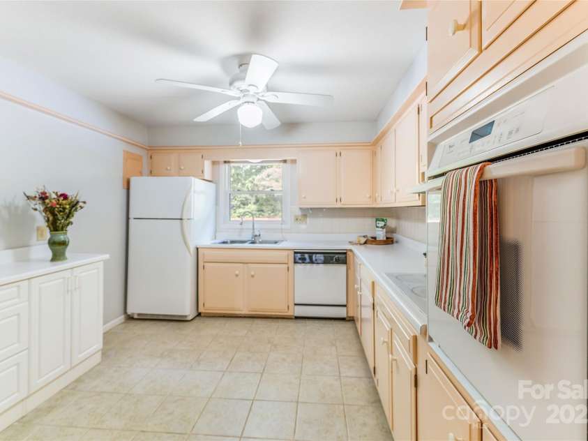 102 Boyd Drive, Flat Rock, NC 28731.  MLS# CAR4291135, YatesRealty ID 27464. Kitchen