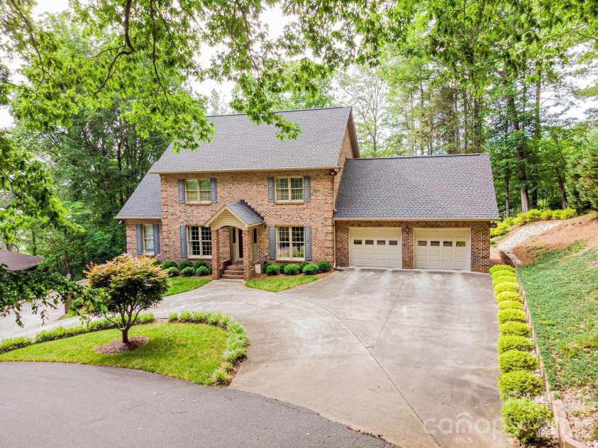 236 Robinwood Circle, Lenoir, NC 28645.  MLS# CAR4387573, YatesRealty ID 27472. 