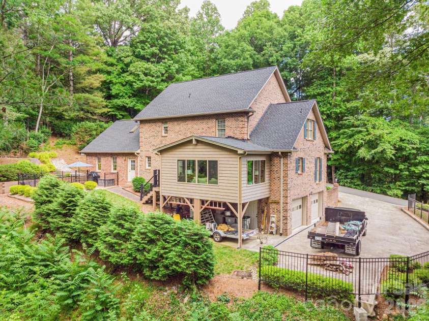 236 Robinwood Circle, Lenoir, NC 28645.  MLS# CAR4387573, YatesRealty ID 27472. 