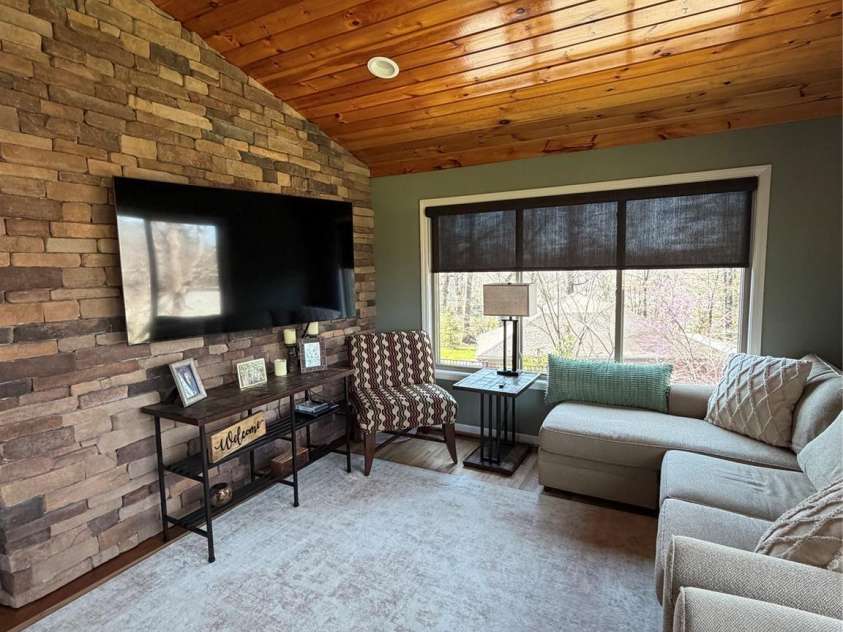 236 Robinwood Circle, Lenoir, NC 28645.  MLS# CAR4387573, YatesRealty ID 27472. 