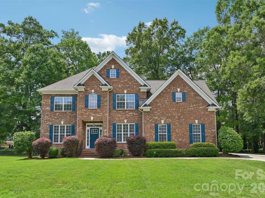 2825 Chip Shot Drive, Matthews, NC 28104.  MLS# CAR4388155, YatesRealty ID 27473. 