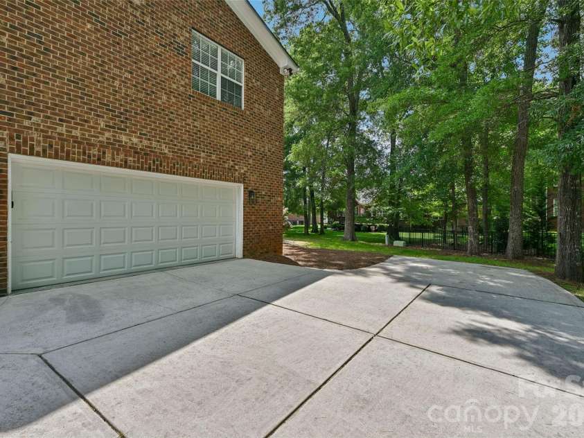 2825 Chip Shot Drive, Matthews, NC 28104.  MLS# CAR4388155, YatesRealty ID 27473. 