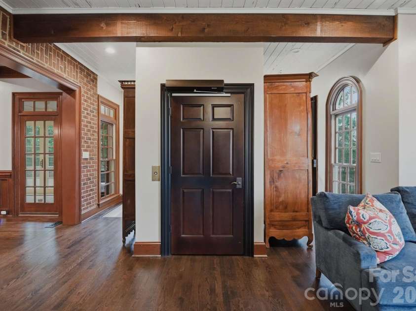 8700 Challis Farm Road, Charlotte, NC 28226.  MLS# CAR4388577, YatesRealty ID 27475. Elevator