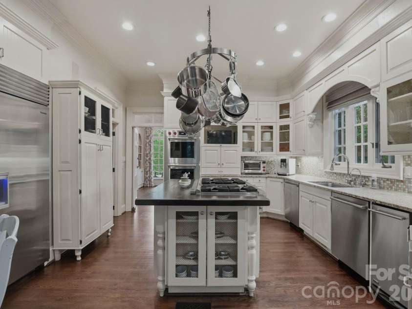 8700 Challis Farm Road, Charlotte, NC 28226.  MLS# CAR4388577, YatesRealty ID 27475. Kitchen