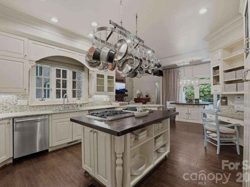 8700 Challis Farm Road, Charlotte, NC 28226.  MLS# CAR4388577, YatesRealty ID 27475. Kitchen
