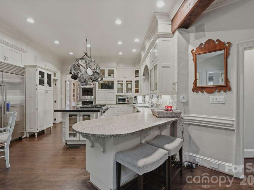 8700 Challis Farm Road, Charlotte, NC 28226.  MLS# CAR4388577, YatesRealty ID 27475. Kitchen
