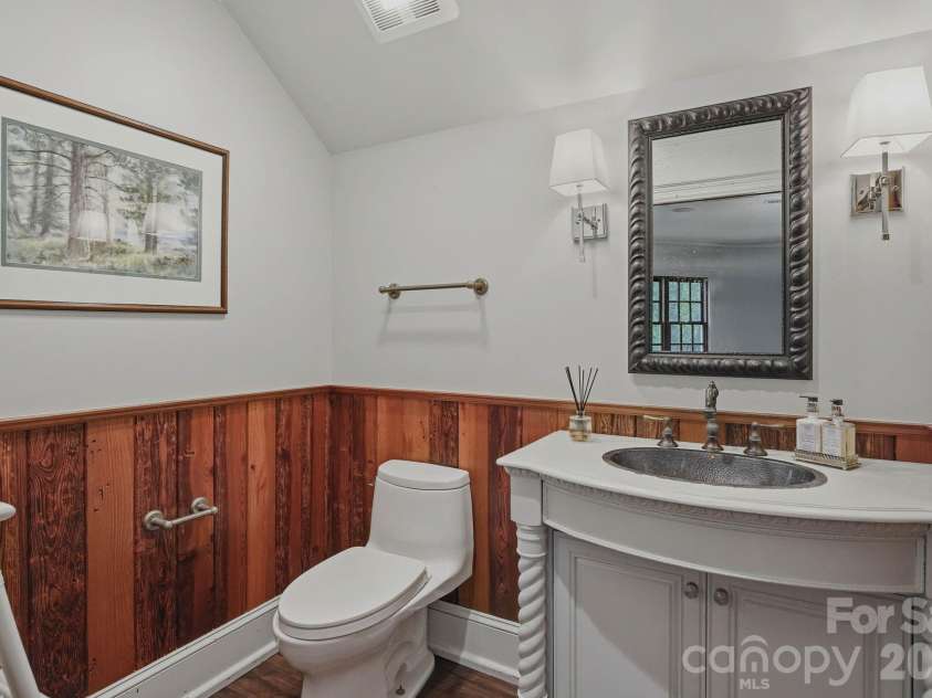 8700 Challis Farm Road, Charlotte, NC 28226.  MLS# CAR4388577, YatesRealty ID 27475. Lower level bath