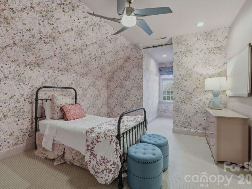 8700 Challis Farm Road, Charlotte, NC 28226.  MLS# CAR4388577, YatesRealty ID 27475. Third level bathroom