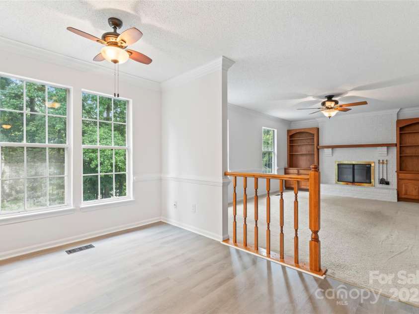 9833 White Cascade Drive, Charlotte, NC 28269.  MLS# CAR4275187, YatesRealty ID 27475. Breakfast area