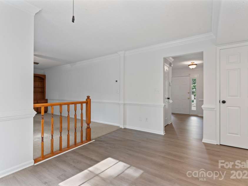 9833 White Cascade Drive, Charlotte, NC 28269.  MLS# CAR4275187, YatesRealty ID 27475. Breakfast area and foyer